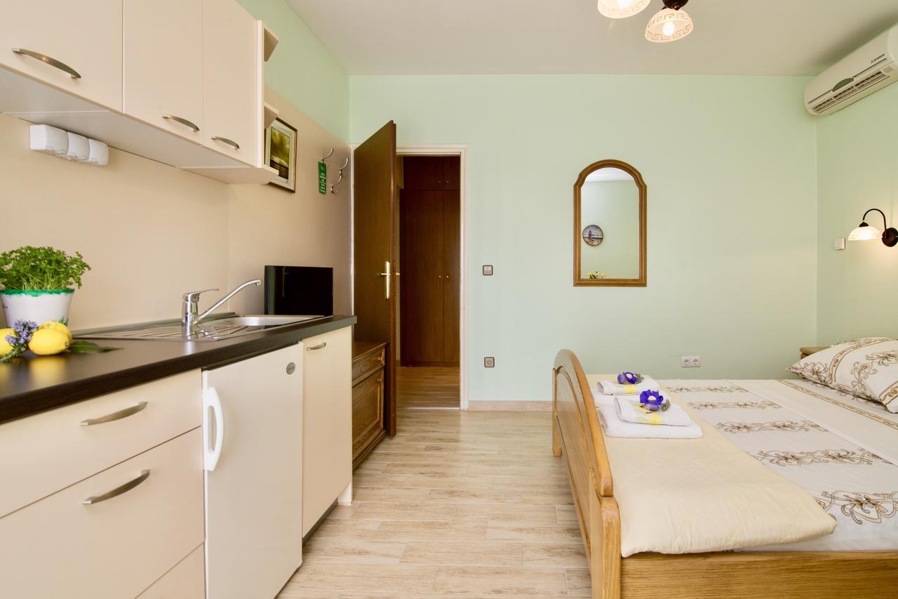 Hotel Pansion Adria Sveti Filip i Jakov Zewnętrze zdjęcie