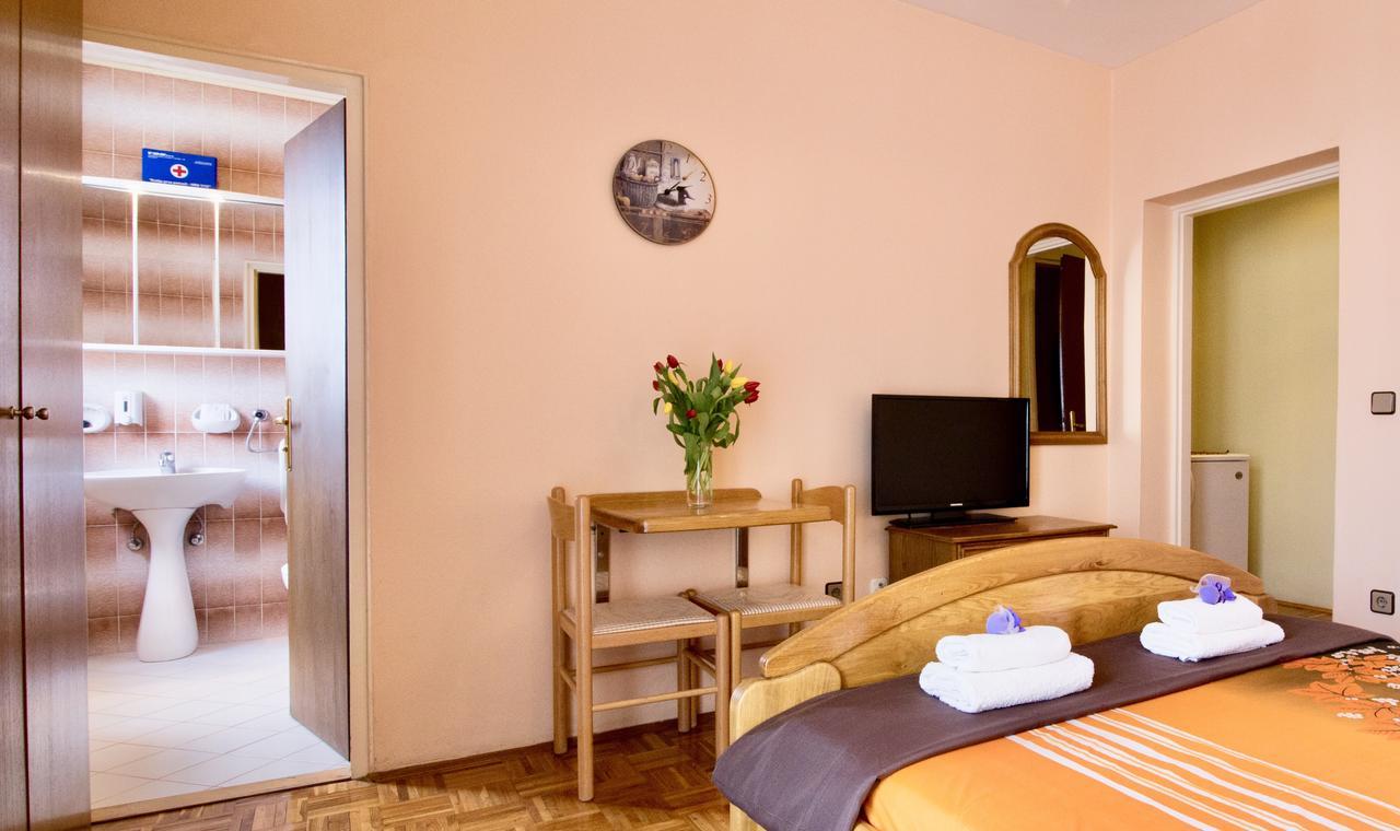 Hotel Pansion Adria Sveti Filip i Jakov Zewnętrze zdjęcie